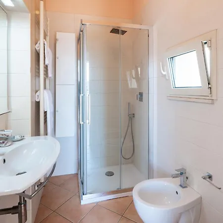 Guesthost - Bright Harbor View Flat In *