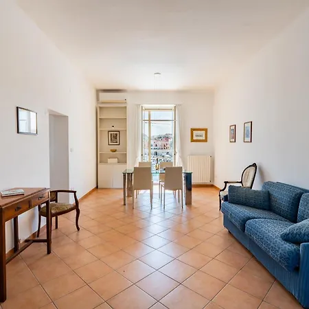 Guesthost - Bright Harbor View Flat In بيشيلي