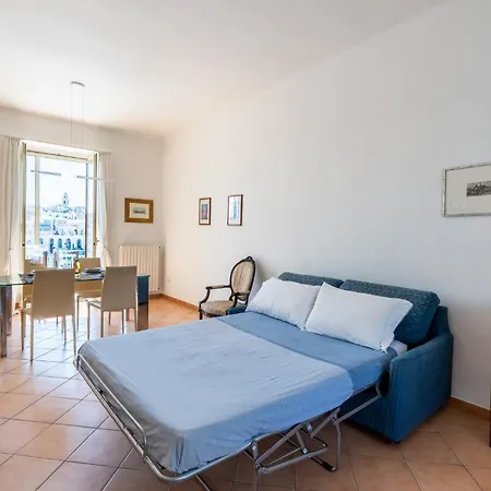 Guesthost - Bright Harbor View Flat In