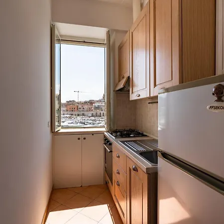 Guesthost - Bright Harbor View Flat In Apartment *