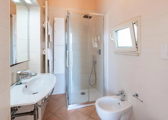 Guesthost - Bright Harbor View Flat In *